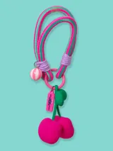 Llavero con cordón elástico a rayas fucsia y verde, con dije de cerezas fucsias y hojas verdes.