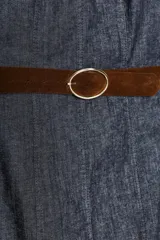 Vestido midi de denim azul, con cuello redondo, manga corta y cinturón marrón.