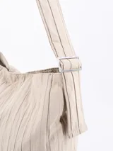 Bandolera color beige con correa ancha regulable y monedero extraíble con cierre.