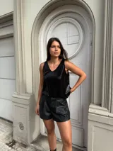 Musculosa negra de seda brillante con escote en V y breteles finos.