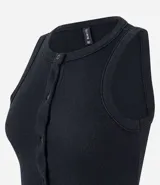 Musculosa negra de algodón con textura acanalada y botones frontales.