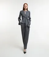 Pantalón recto de jacquard color gris con estampado de piel de cobra.