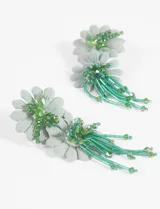 Aros largos colgantes con forma de flor gris y mostacillas verdes.