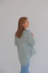 Blusa verde con rayas verticales blancas, escote en V con botón de madera y mangas 3/4.