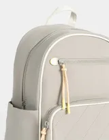 Mochila gris claro de tela deportiva con correas regulables, manija superior, cierre superior, bolsillo central con cierre y puller de cordón y goma, bolsillo frontal con cierre y puller de cordón y goma, y bolsillos laterales.