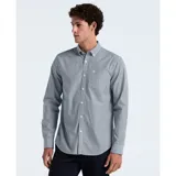 Camisa de manga larga de popelina con finas rayas verticales en azul y blanco, cuello abotonado y bolsillo en el pecho.