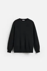 Sweater negro de punto con estructura de canalé, corte relaxed fit, cuello redondo y cierre de botones en el hombro.