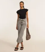 Blusa roja de viscosa con cuello redondo, sin mangas y pliegues en los hombros.