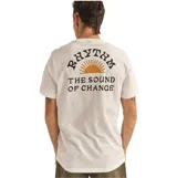 Remera blanca de algodón con estampado pequeño en el pecho de un sol naciente y la palabra "Rhythm" debajo.