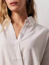 Blusa estampada con cuello con solapa y escote en V. Delantera cruzada con abertura simulada. Largo de espalda mayor a largo delantero.