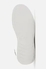 Zapatillas urbanas de cuero sintético negro con cordones y suela blanca de goma con volumen.