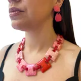 Collar con cadena de eslabones cuadrados de resina color amarillo y blanco.
