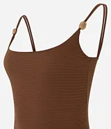Body femenino color marrón oscuro, ajustado, con escote en U y tirantes dobles finos. Los tirantes tienen un adorno tipo cuenta de carey. El tejido es texturizado.