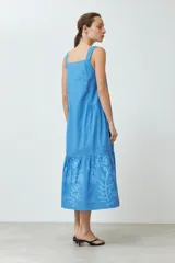 Maxi vestido azul con estampa floral localizada, de breteles finos y corte recto.