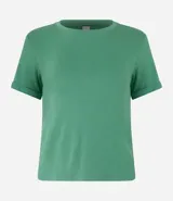 Blusa de viscosa color verde, con cuello redondo y manga corta con detalle plegado.