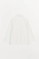 Camisa tipo pijamera de algodón a rayas verticales grises sobre fondo blanco, con cuello solapa, manga larga, bolsillos de plastrón y cierre frontal con botones.