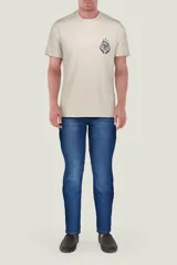 Remera color tostado de manga corta, corte holgado y cuello redondo. Estampado pequeño de hongos y texto en el frente.