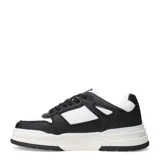 Championes urbanos color beige con detalles en blanco y negro, suela gruesa y cordones negros.