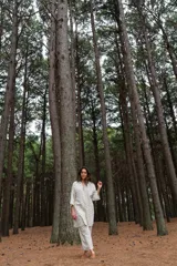 Kimono color camel confeccionado en muselina 100% algodón, con mangas 3/4 y bolsillos frontales.