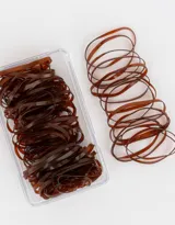 Set de gomitas elásticas negras para el pelo.
