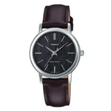 Reloj Casio analógico con caja plateada, esfera negra con textura de madera y correa de cuero marrón. Resistente al agua.