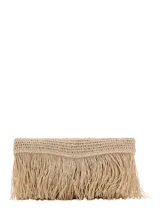 Bolso de mano tipo clutch color beige, tejido en fibra natural con flecos.