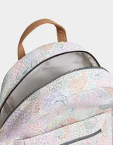 Mochila de cuerina con estampado paisley multicolor, correas regulables, manija superior, cierre superior, bolsillo frontal con cierre y tag de metal.
