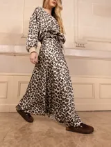 Falda larga de raso con estampado animal print y elástico en la cintura.