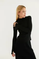 Polera de punto color borgoña, con calado y ojal para el pulgar.