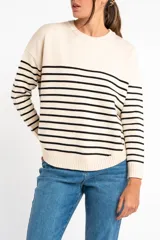 Sweater color crema con rayas horizontales finas color marrón claro, de corte holgado y mangas largas.