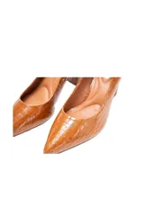 Zapato de salón color marrón con textura de cocodrilo, punta fina y tacón cuadrado.