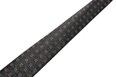 Corbata color marrón con estampado de flores pequeñas en amarillo y celeste. Incluye pañuelo de bolsillo a juego.