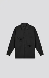 Camisa negra de manga larga estilo técnica, con múltiples bolsillos delanteros y un bolsillo en la parte inferior de la espalda. Tiene botones en la cartera y las mangas, y un calce oversize.