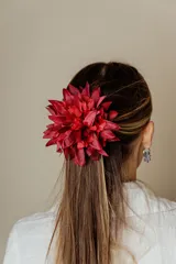 Flor roja de tela para el pelo con broche francés.