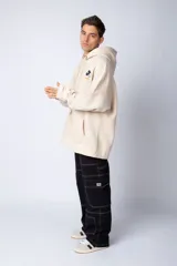 Buzo canguro negro de algodón friza, corte oversize y estampa de Mickey Mouse con detalles en verde.