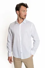 Camisa de vestir rosada de lino y algodón, de manga larga y corte clásico.