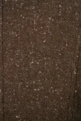 Chaqueta corta color beige, entallada, con escote en V, manga larga y cierre frontal con lazo fijo. Confeccionada en lana fina sin teñir, con bolsillos escondidos y terminaciones enviadas. Hecha 100% en Uruguay.