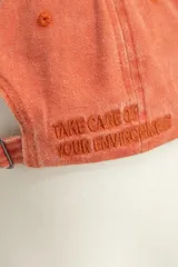 Gorra de béisbol color naranja con efecto gastado.