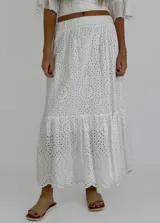 Pollera larga color beige con bordado calado y cintura elastizada.