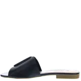 Zueco tipo mule (chinela cerrada) de cuero blanco, con tira ancha sobre el empeine adornada con una hebilla rectangular grande de color blanco y negro.