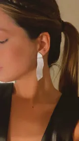 Aros colgantes plateados con forma irregular.