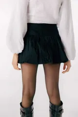 Minifalda blanca con volados y cintura alta.