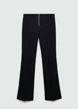 Pantalón negro de corte flare con cierre delantero de cremallera.