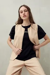 Remera blanca de manga corta con bordado frontal "C’est la vie", calce relajado y frunces laterales.