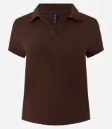 Blusa marrón con cuello polo y escote en V, de manga corta.