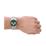 Reloj Emporio Armani modelo AR11581, con caja y pulsera de acero inoxidable plateado, esfera verde sunray, subesferas plateadas y cristal mineral. Resistente al agua hasta 50 metros.