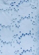 Vestido midi celeste con bordado inglés, palabra de honor y diseño evasé. Incluye tiras de silicona interiores para mayor sujeción y cierre de cremallera en la parte posterior. Con forro interior.