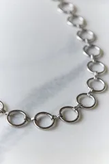Choker de acero quirúrgico, hipoalergénico, con diseño de arandelas.