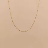 Cadena dorada fina de plata 925 con baño de oro, con pequeñas bolitas espaciadas a lo largo de la cadena.