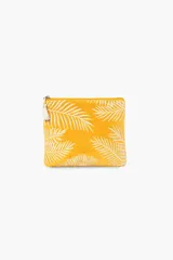 Sobre de terciopelo color amarillo con bordado de hojas de palmera en blanco y borla de hilo de lurex.